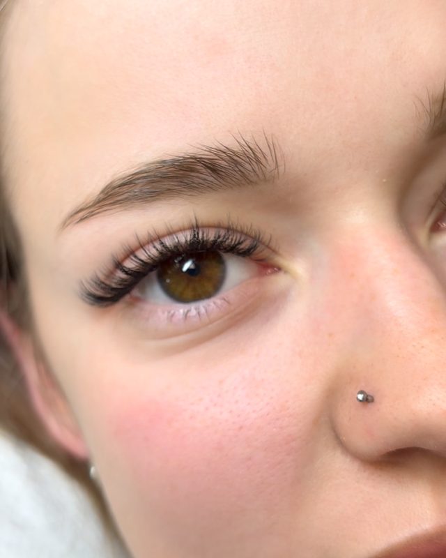 Rzęsy – lekka objętość – Studio Lashes Kabaty